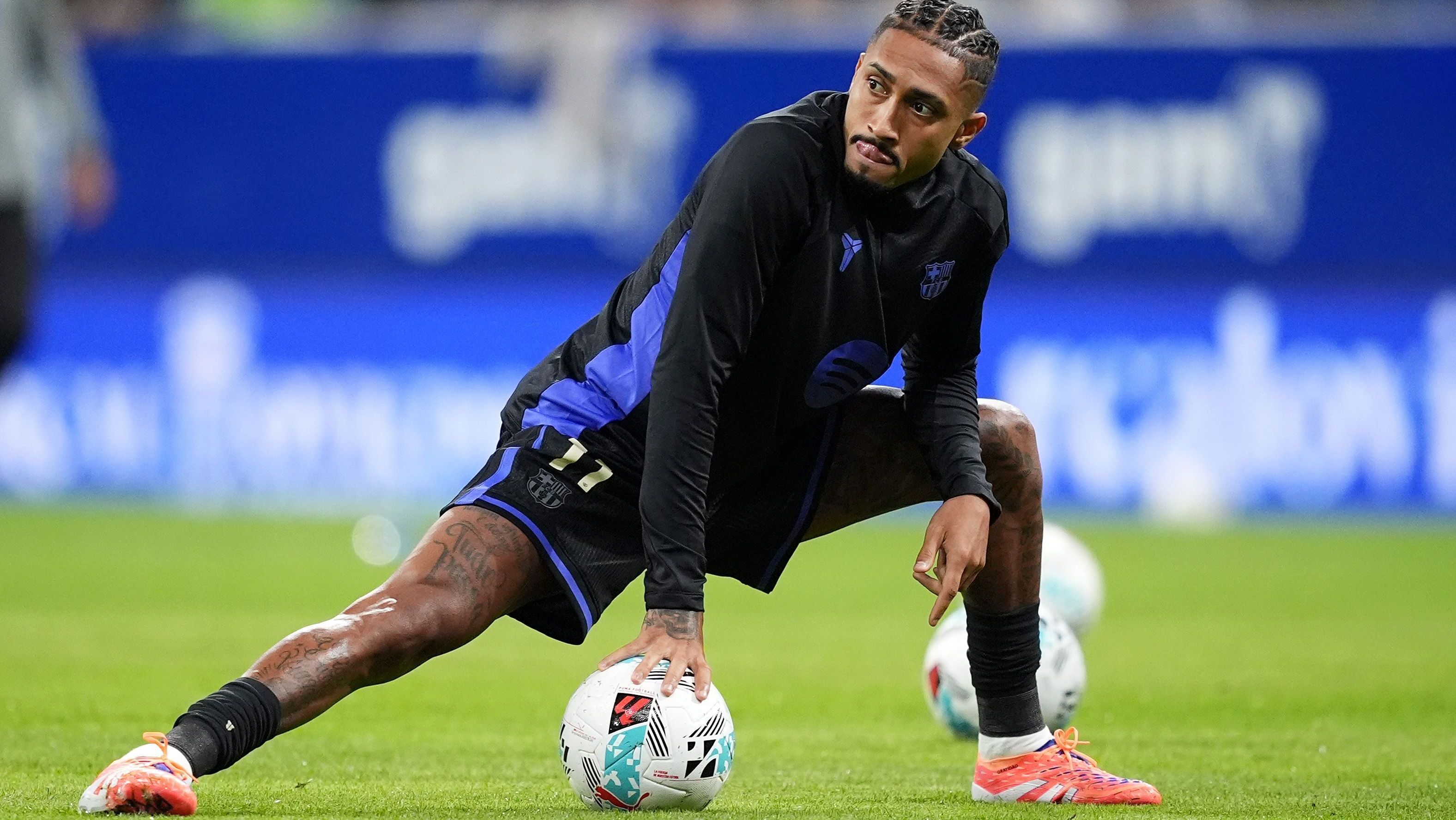 Raphinha aquece antes de jogo contra o Oviedo, por LaLiga