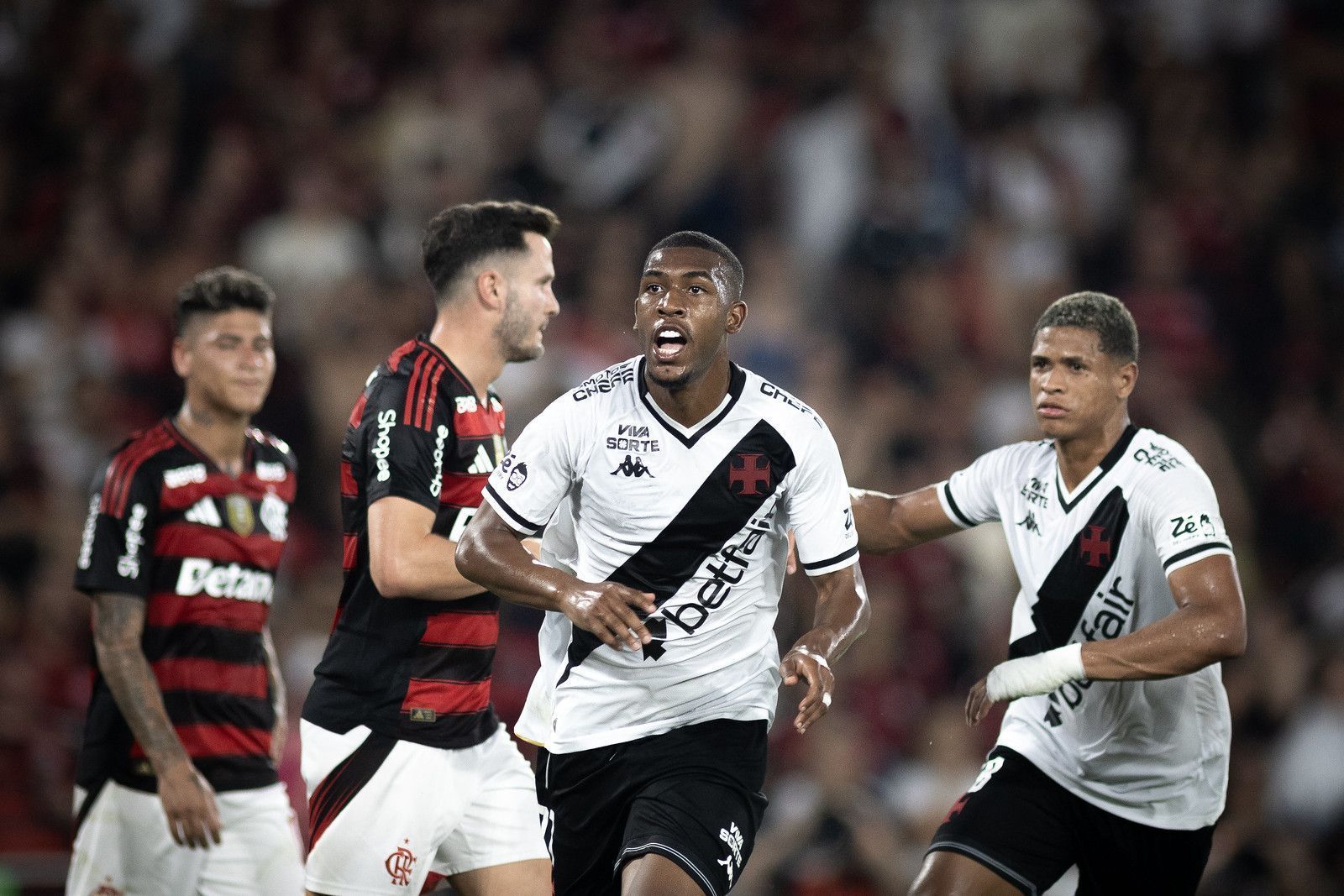 “Nunca corri tanto em minha vida”, brinca autor de gol do Vasco