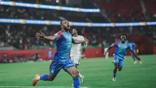 Meschack Elia, da RD Congo, comemorando seu gol sobre a Nigéria, em jogo válido pelas Eliminatórias da África para a Copa do Mundo de 2026