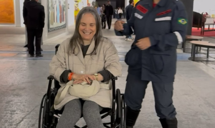 Regina Duarte deixa evento de cadeira de rodas; entenda