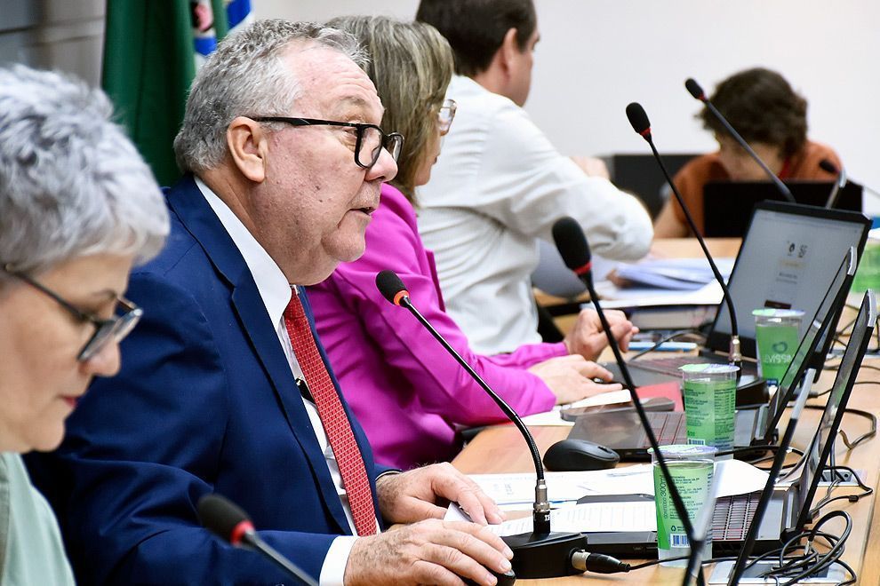 O reitor Paulo Cesar Montagner, da Unicamp, durante a sessão ordinária do Conselho Universitário