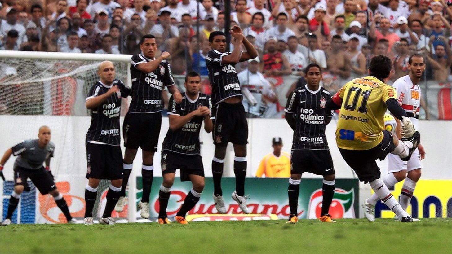 Rogério Ceni marcou o 100º gol de sua carreira em clássico contra o Corinthians