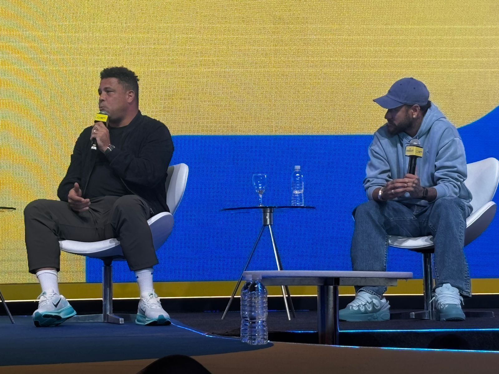 Ronaldo e Neymar em evento sobre negócios e esporte