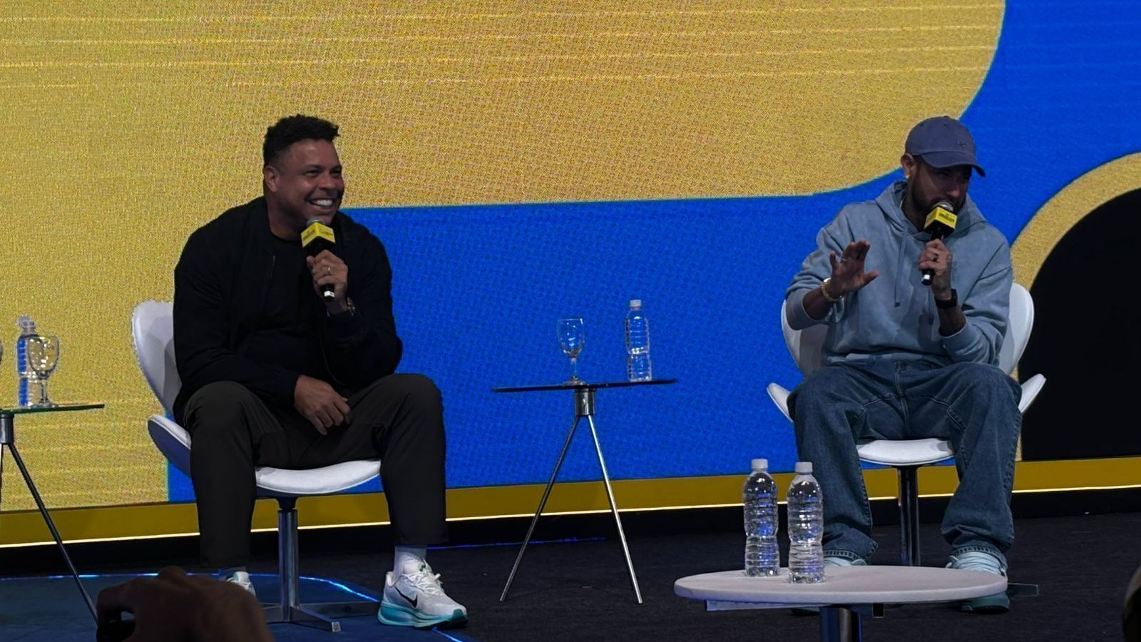 Ronaldo e Neymar em evento sobre negócios e esporte