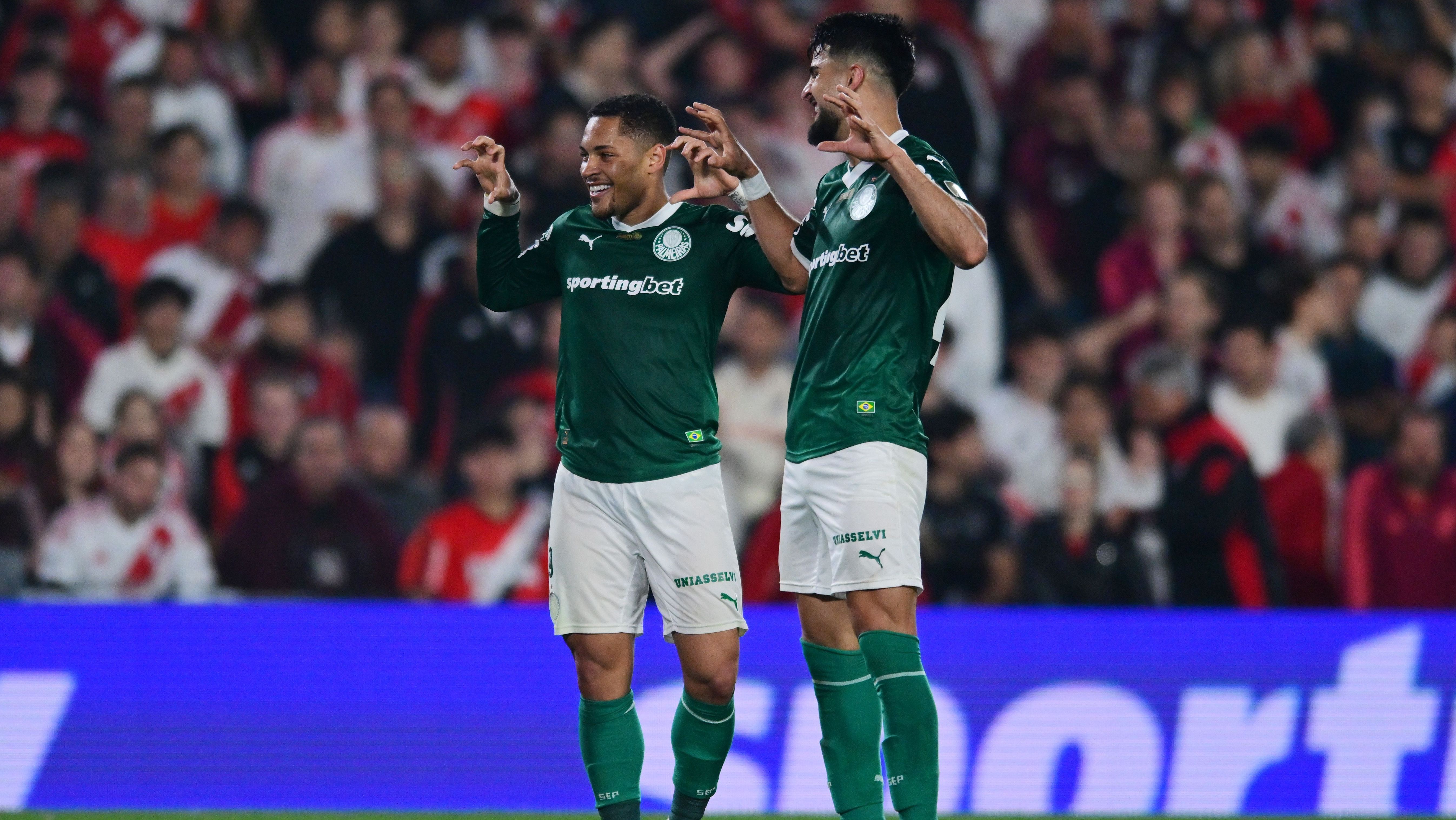 Vitor Roque e Flaco comemoram gol do Palmeiras contra o River Plate pela Libertadores
