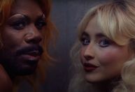 Ator rebate críticas após aparecer de drag em clipe de Sabrina Carpenter