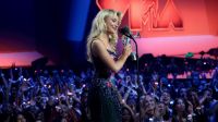 Premiada no VMA, Sabrina Carpenter coloca álbum no topo das paradas nos EUA