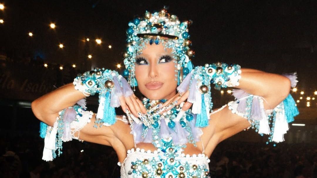 Sabrina Sato esteve presente no final de samba-enredo da Vila Isabel