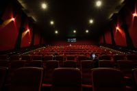 Cinemas apostam em sessões de luxo com telas enormes para atrair fãs