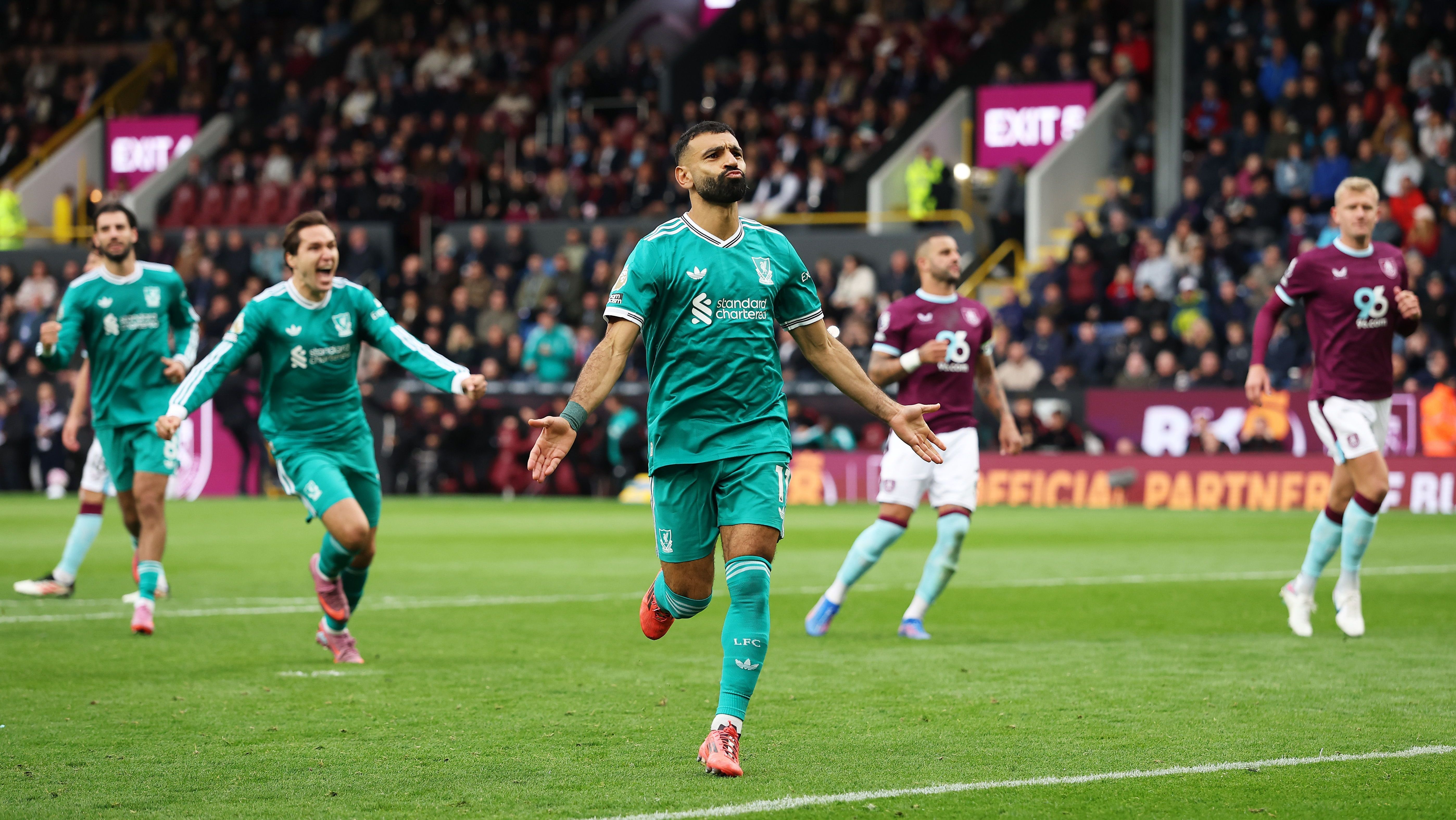 Com pênalti no fim, líder Liverpool vence Burnley e segue 100% no