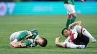 Árbitro se confunde em expulsão e volta atrás em Palmeiras x River Plate