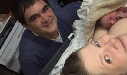 Aos 59 anos, ex-vocalista da banda Skank celebra chegada da 4ª filha; veja