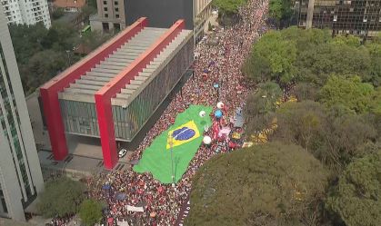 Análise: Bandeira do Brasil em ato reflete estratégia do governo