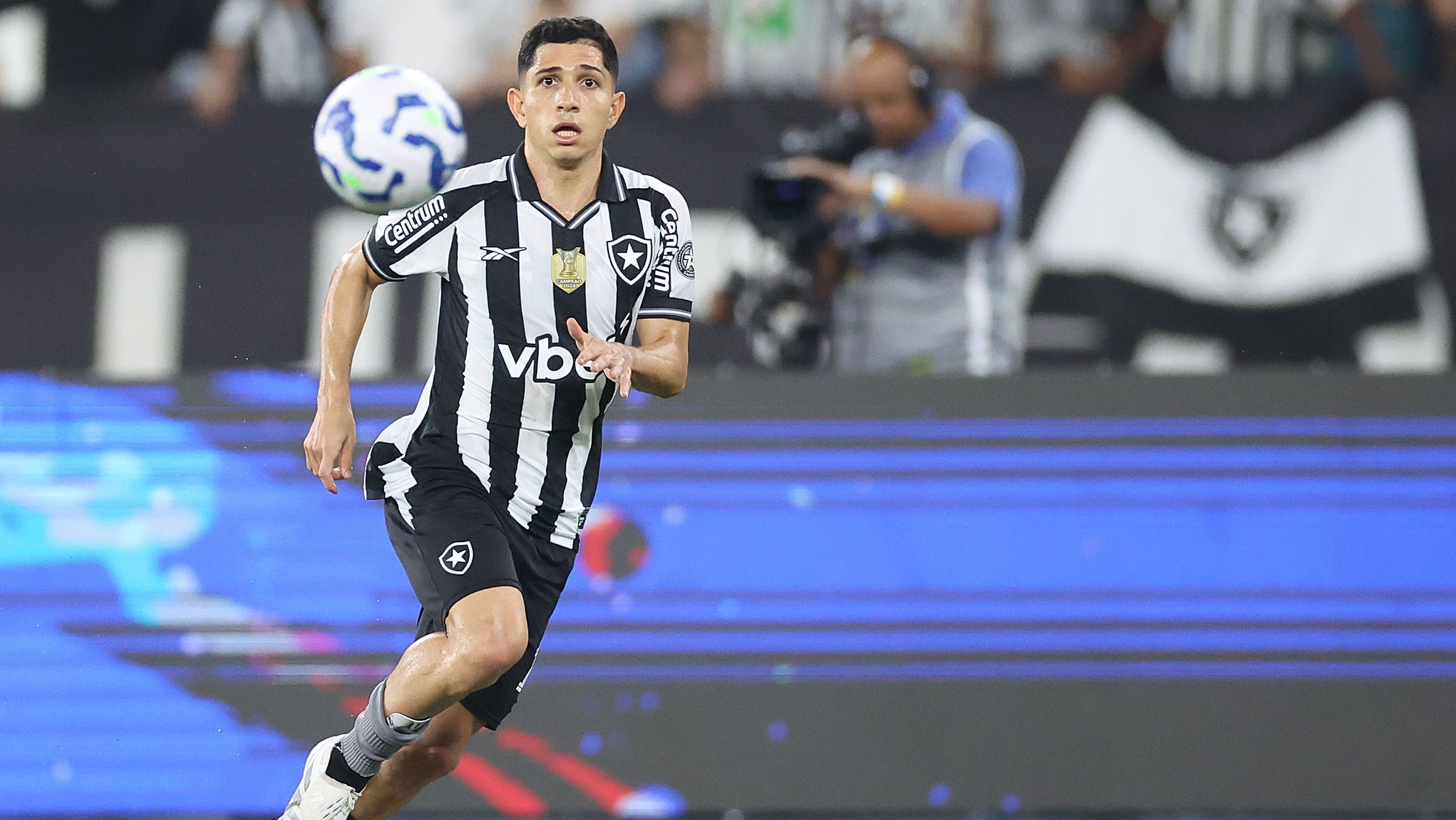 Savarino entrou na lista de desfalques do Botafogo para jogo contra o Grêmio