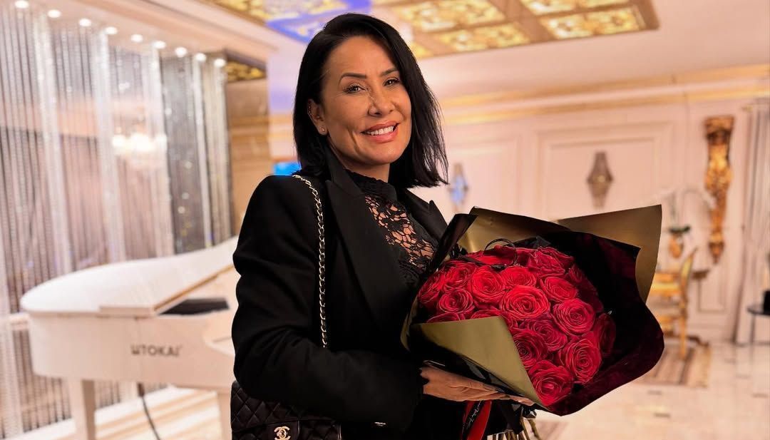 Scheila Carvalho comemora 52 anos: