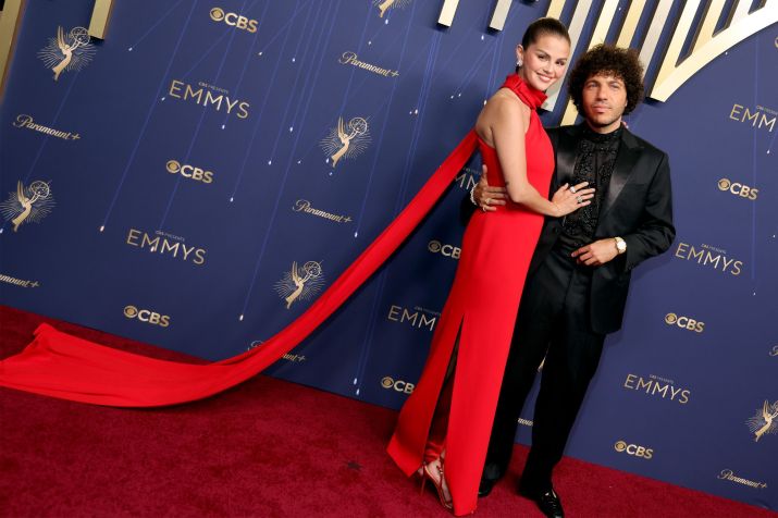 Selena Gomez e Benny Blanco no tapete vermelho do Emmy 2025 • Savion Washington/Getty Images