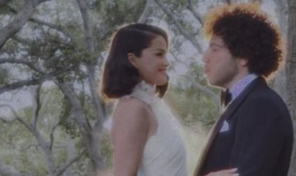 Selena Gomez mostra primeiras fotos de casamento com Benny Blanco