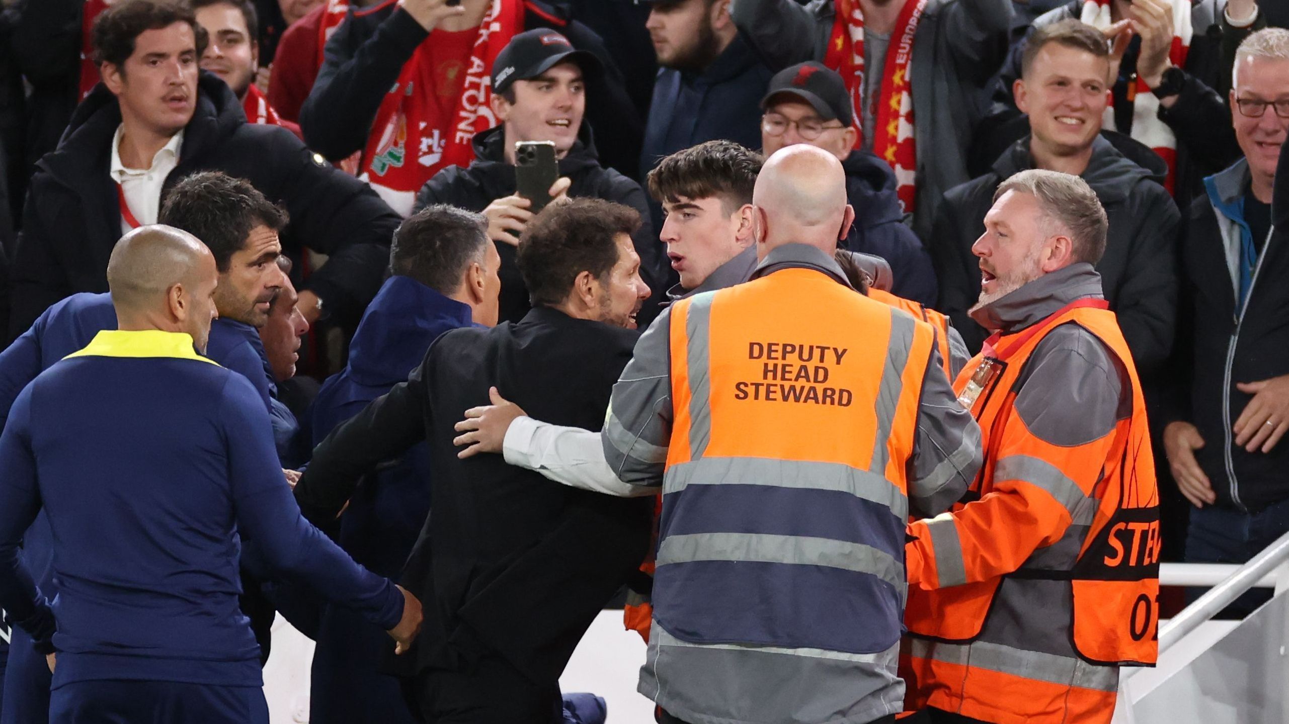 Simeone desabafa após expulsão contra o Liverpool: “Xingado por 90 minutos”