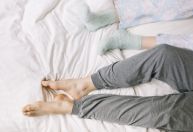 Entenda o que é síndrome das pernas inquietas, que pode atrapalhar o sono