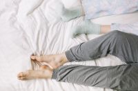Entenda o que é síndrome das pernas inquietas, que pode atrapalhar o sono