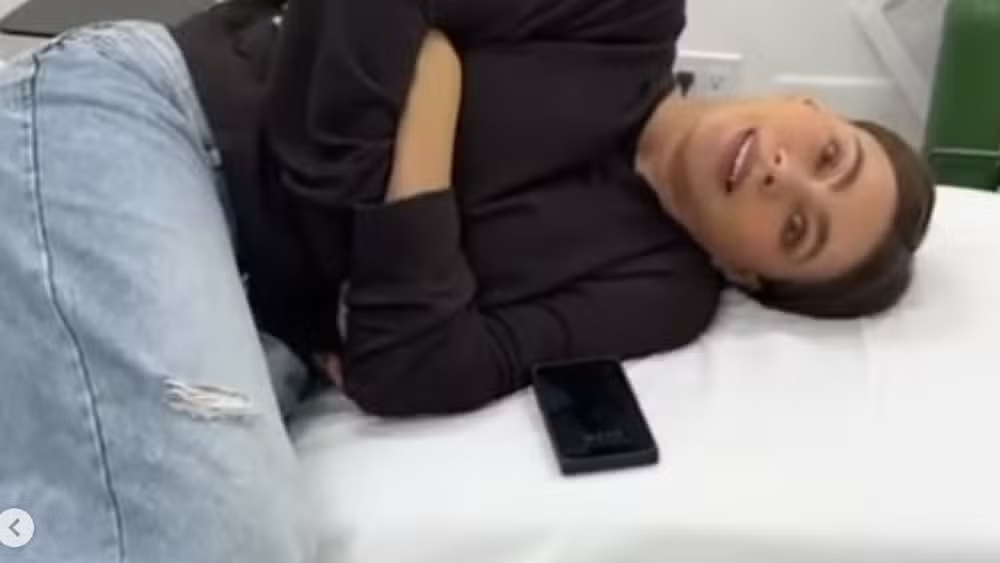 Sofia Vergara deitada em maca de hospital • Reprodução/Instagram