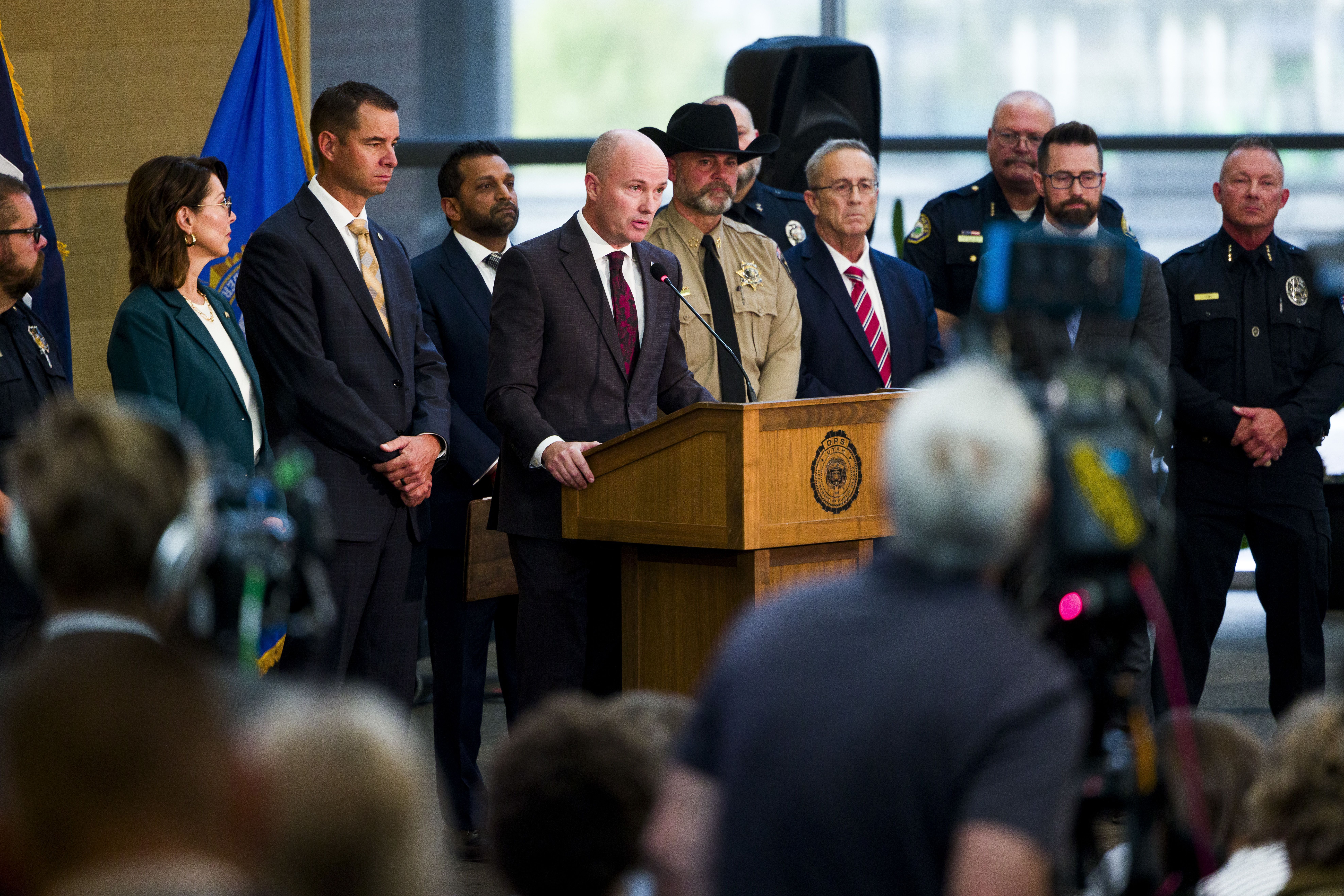 O governador de Utah, Spencer Cox, discursa em uma coletiva de imprensa em Orem, no Utah, no dia 12 de setembro • Michael Ciaglo/Getty Images via CNN Newsource