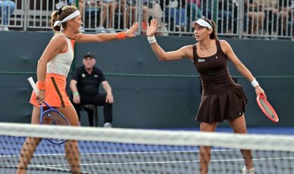 Luisa Stefani e a húngara Timea Babos em ação no SP Open