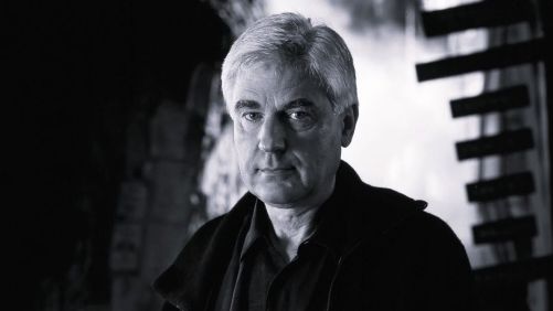 Stuart Craig ficou conhecido por seu trabalho nos filmes da franquia "Harry Potter", "Ligações Perigosas" (1988) e "Um Lugar Chamado Notting Hill" (1999)