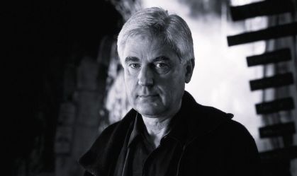 Stuart Craig ficou conhecido por seu trabalho nos filmes da franquia "Harry Potter", "Ligações Perigosas" (1988) e "Um Lugar Chamado Notting Hill" (1999)