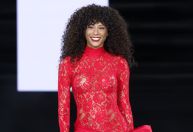 Taís Araújo atravessa a passarela na Semana de Moda de Paris