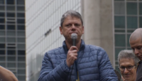 "Deixa Bolsonaro ir pra urna", diz Tarcísio em ato na Paulista