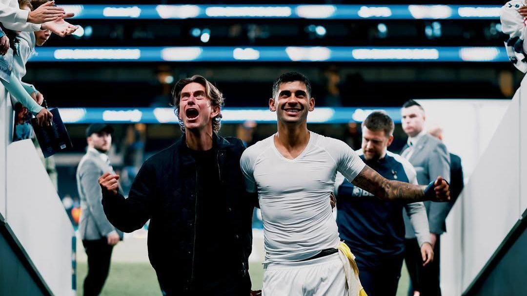 Thomas Frank e Cuti Romero comemorando vitória do Tottenham na Champions League