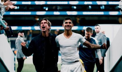 Thomas Frank e Cuti Romero comemorando vitória do Tottenham na Champions League