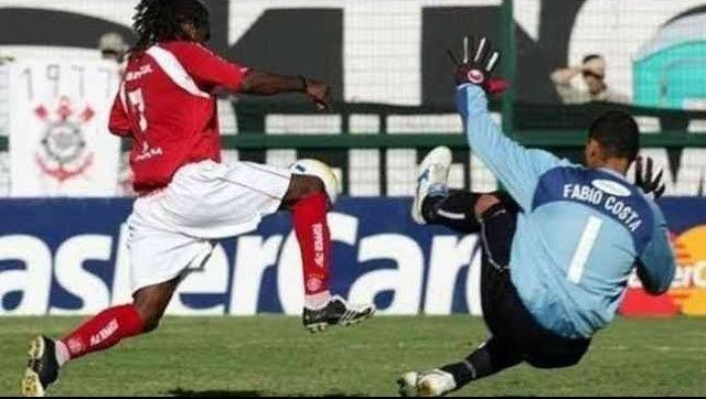 Lance em Corinthians x Internacional, pelo polêmico Brasileirão de 2005