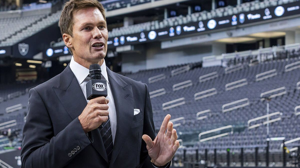 Em meio a polêmica na NFL, Tom Brady chama críticos de "paranoicos" | CNN  Brasil