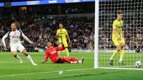 Goleiro brasileiro Luiz Júnior lamenta após marcar gol contra para o Tottenham contra o Villarreal
