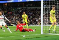 Champions League: Tottenham bate Villarreal com erro de goleiro brasileiro