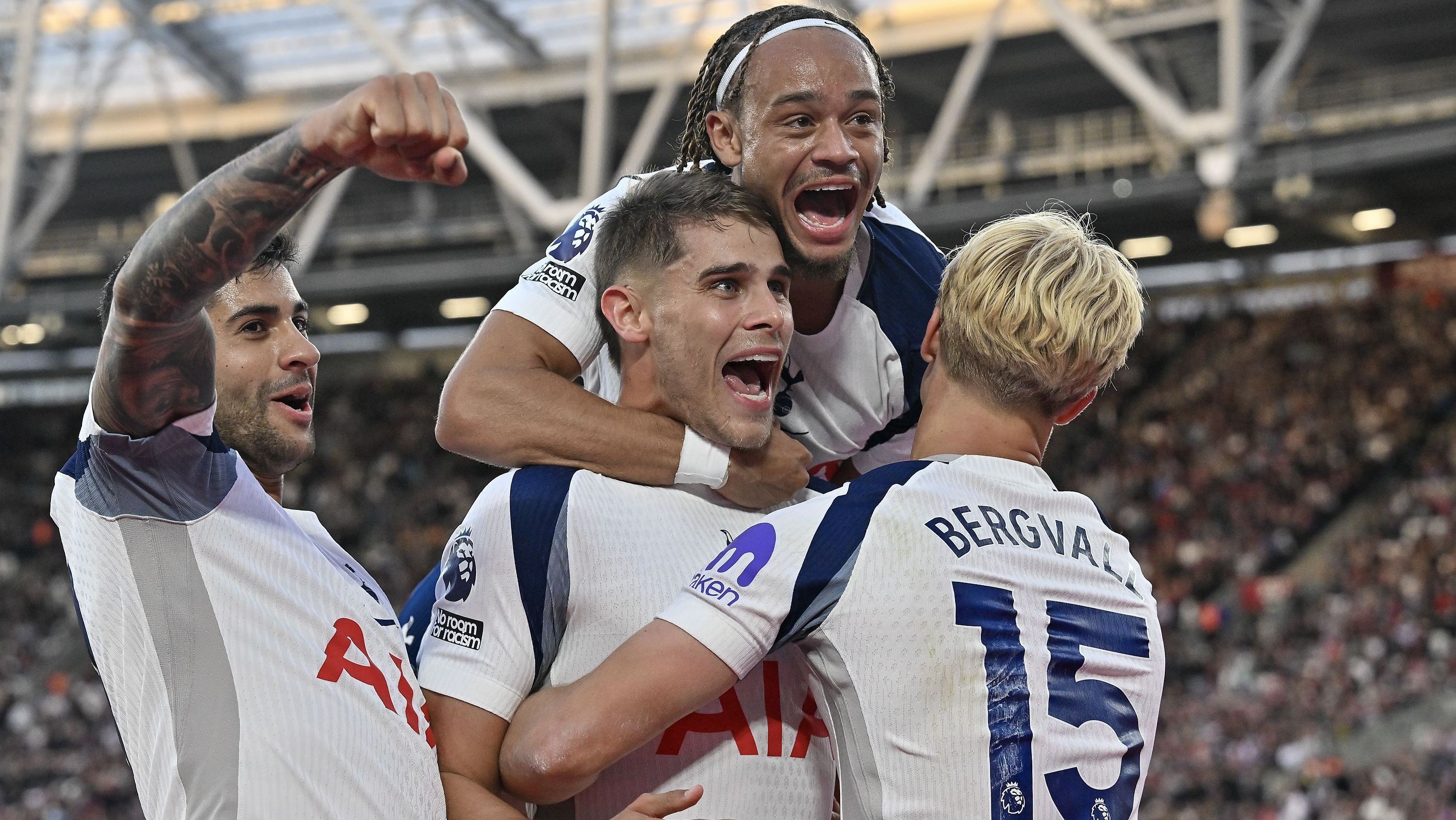 Jogadores do Tottenham comemoram o terceiro gol da vitória sobre o West Ham