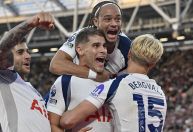 Premier League: Tottenham vence West Ham em duelo londrino e cola no líder
