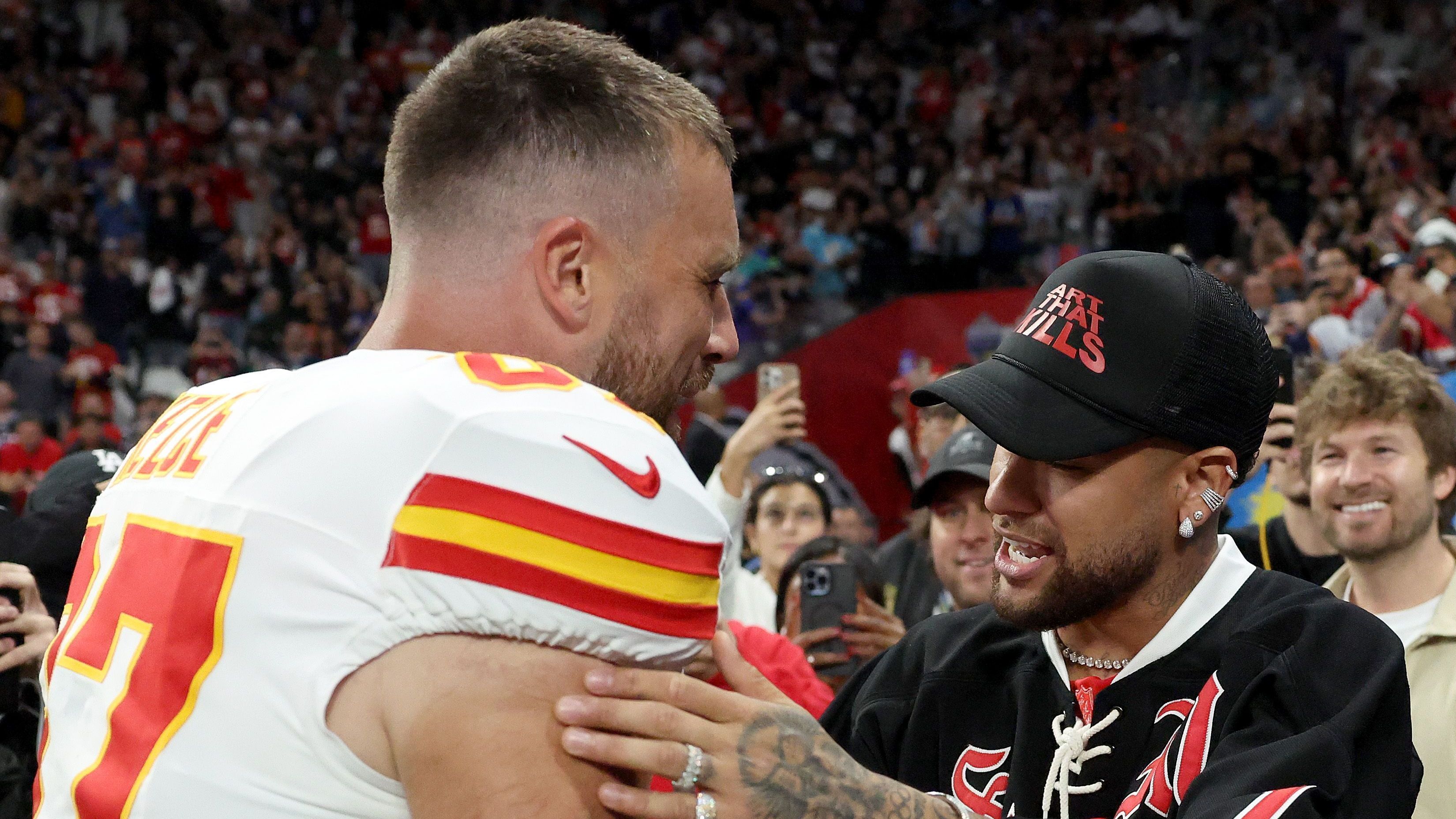 Travis Kelce e Neymar se cumprimentam na Neo Química Arena antes de Los Angeles Charges x Kansas City Chiefs
