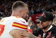 Noivo de Taylor Swift, Travis Kelce abraça Neymar em jogo da NFL; veja