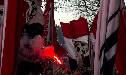 Torcedores do São Paulo fazem festa antes de decisão contra LDU