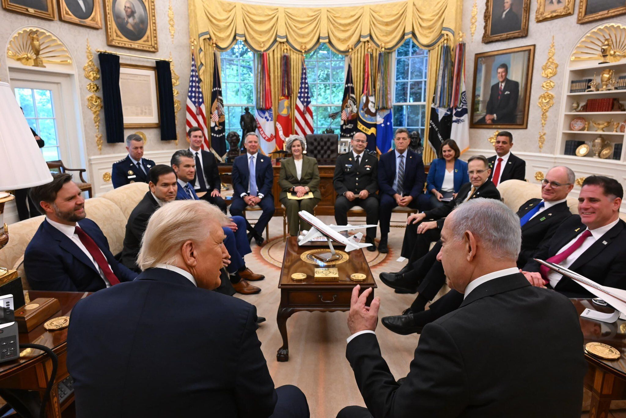 Presidente dos EUA, Donald Trump, e premiê de Israel, Benjamin Netanyahu, se reúnem no Salão Oval de Casa Branca
