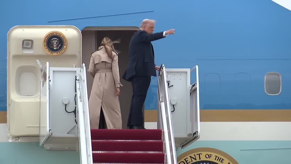 Donald e Melania Trump embarcam para o Reino Unido