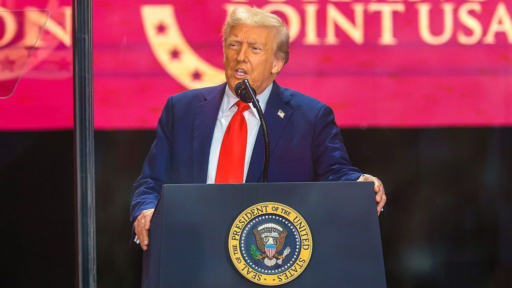 Presidente dos EUA, Donald Trump, discursa durante o culto em memória do ativista político Charlie Kirk no Estádio State Farm, em 21 de setembro de 2025, em Glendale, Arizona