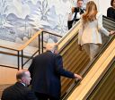 Veja momento em que escada rolante da ONU trava com Trump e Melania