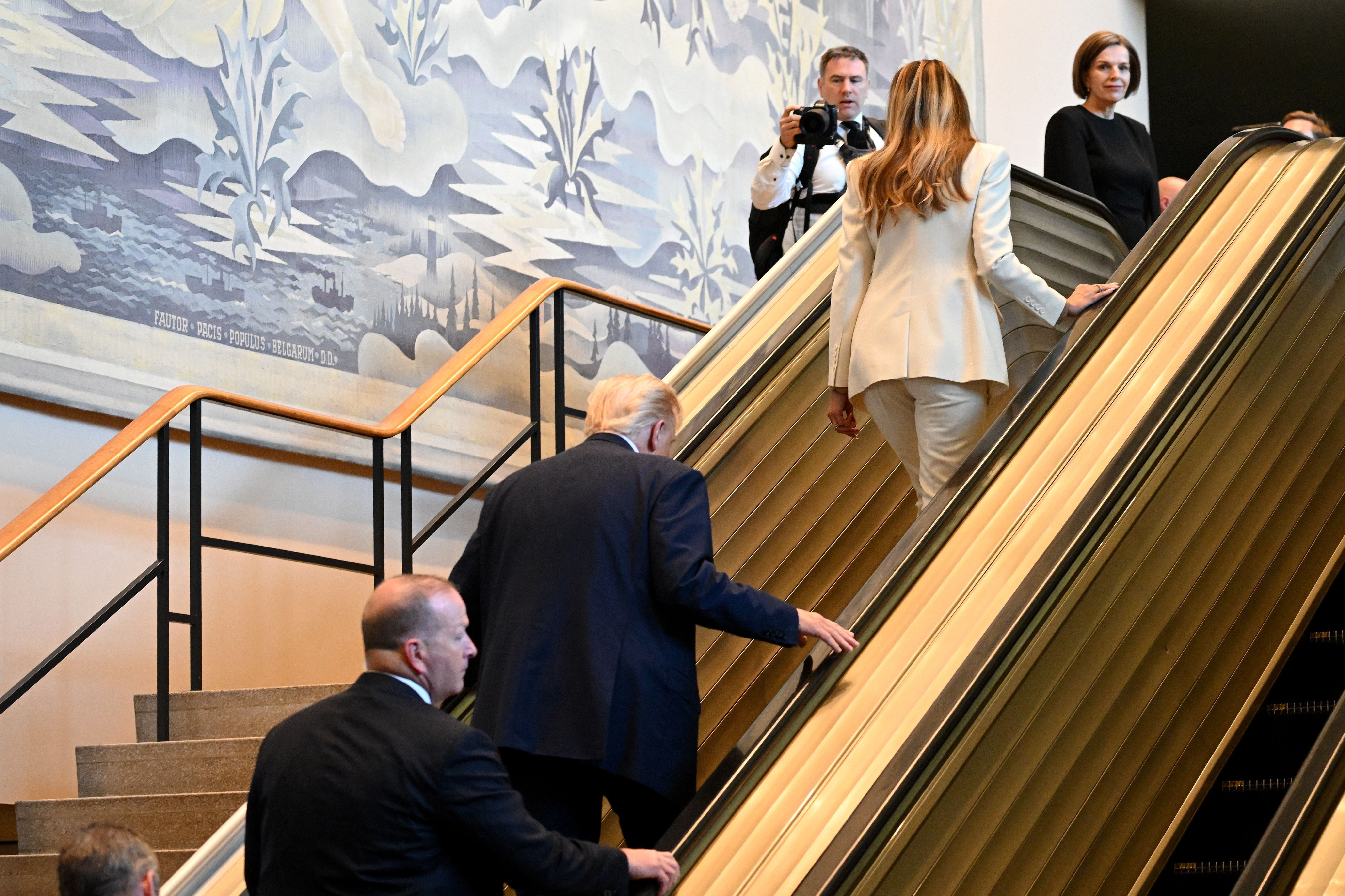 Presidente dos EUA, Donald Trump, e sua esposa, Melania Trump, sobem escada rolante com defeito na ONU • Alexi J. Rosenfeld/Getty Images