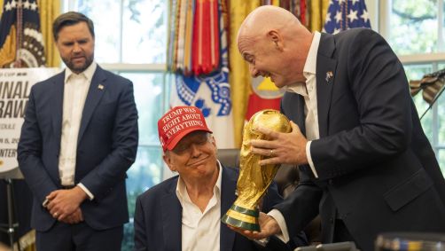 Presidente da Fifa, Gianni Infantino, com a taça da Copa do Mundo ao lado de Donald Trump na Sala Oval da Casa Branca
