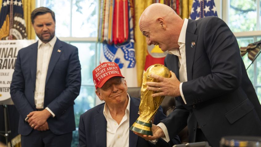 Presidente da Fifa, Gianni Infantino, com a taça da Copa do Mundo ao lado de Donald Trump na Sala Oval da Casa Branca • Carolyn Van Houten/The Washington Post via Getty Images