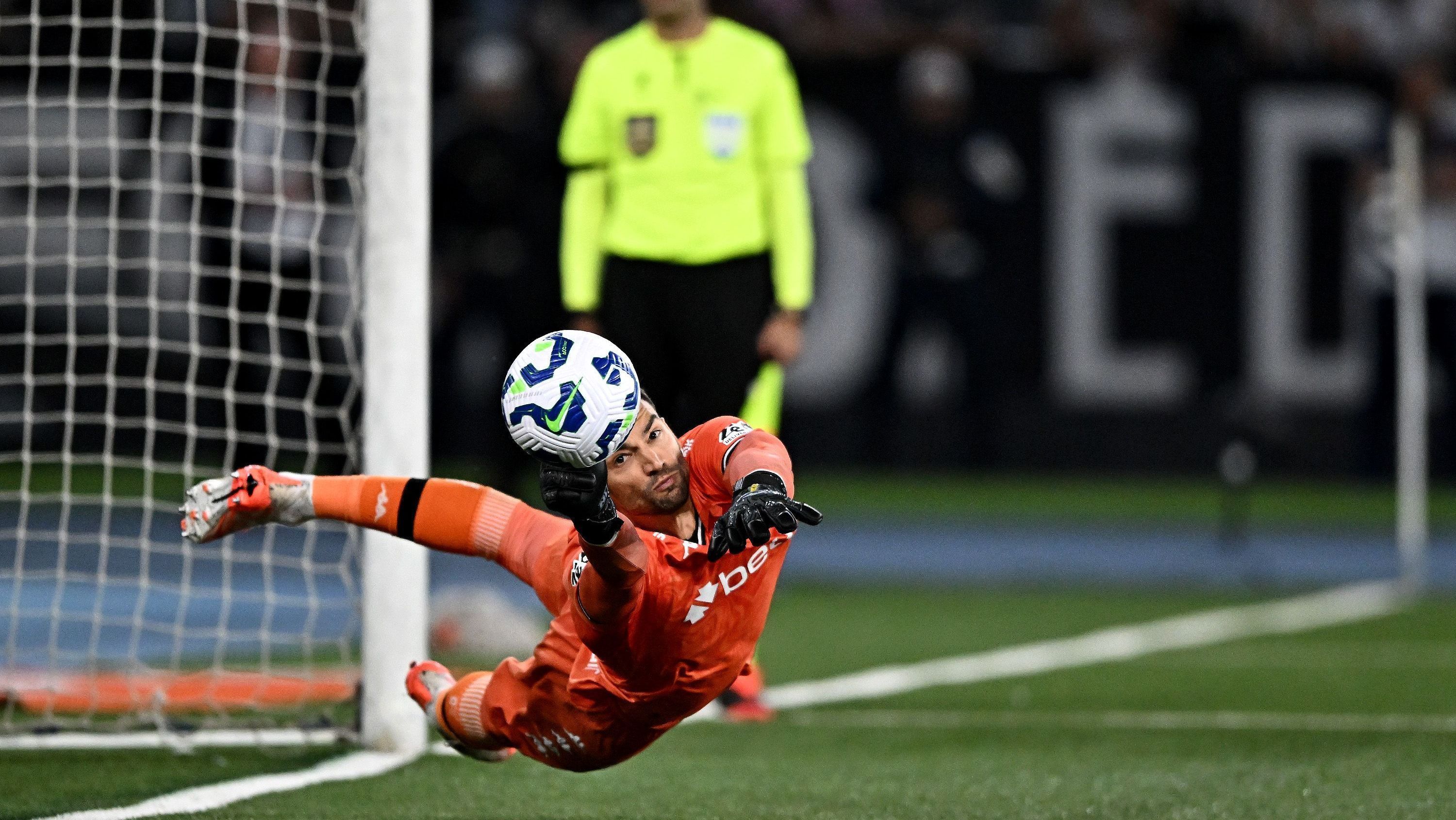 Léo Jardim defende cobrança de Alex Telles em Botafogo x Vasco